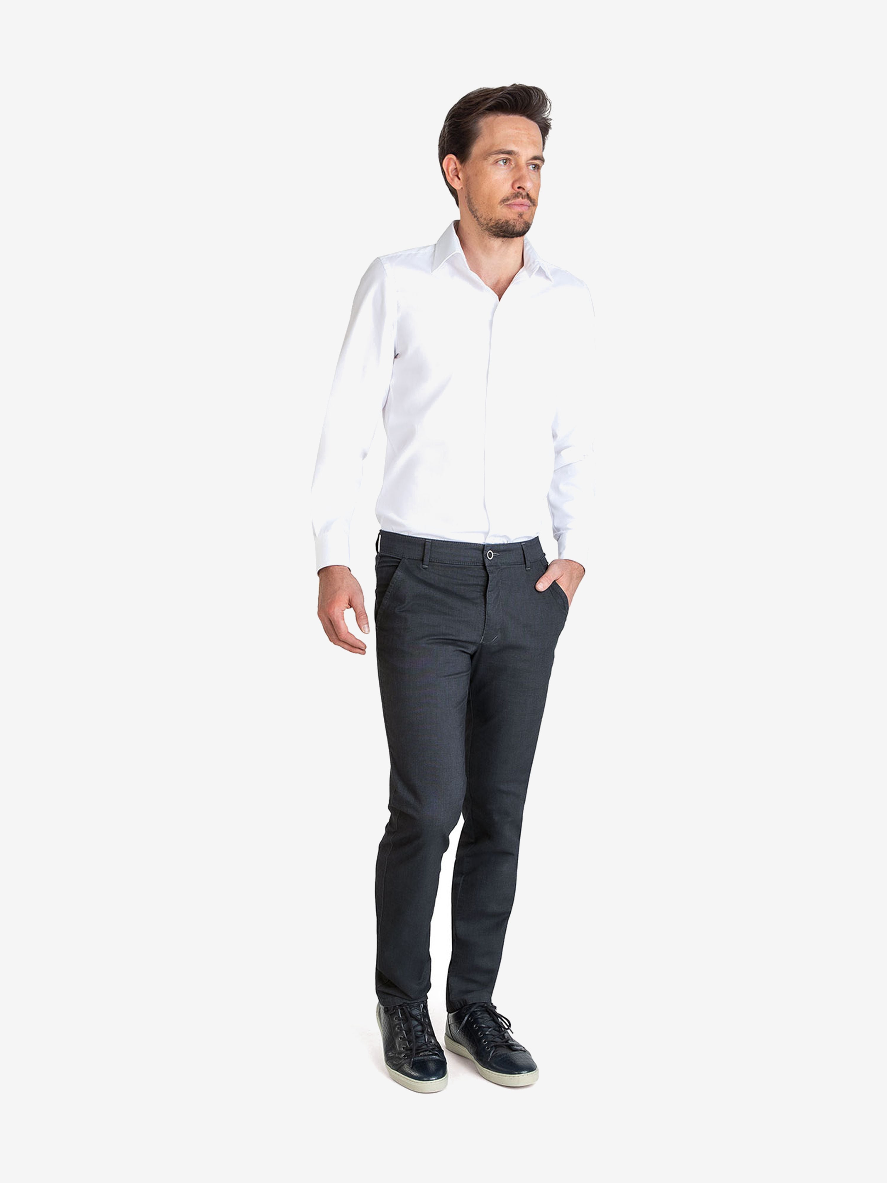 Mann trägt eine dunkelgraue GARVEY 6910 Flat Front-Hose mit elastischem Komfortbund und Hemdstopper, aus Baumwoll-Mikrostruktur in Woll-Optik, normaler Leibhöhe, schmaler Fußweite, kombiniert mit weißem Hemd.