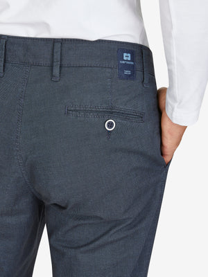 Bequeme dunkelblaue Flat Front-Hose von Club of Comfort mit elastischem Komfortbund, Hemdstopper und Baumwoll-Mikrostruktur in Woll-Optik, normaler Leibhöhe, schmale Fußweite, Modell GARVEY 6910, geeignet für Frühling/Sommer.
