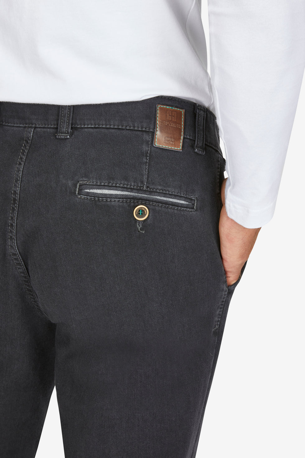 Bequeme schwarze Flat Front-Hose aus Bi-Stretch-Denim mit Komfortbund, Hemdstopper und Münztasche, hergestellt von Club of Comfort, mit regulärer Passform, in Kurzgröße, geeignet für Ganzjahres-Saison.