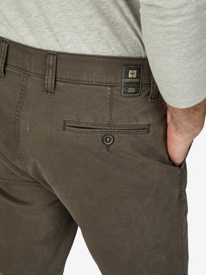 Nahaufnahme einer steingrauen GARVEY 7612 Flat Front-Hose mit elastischem Komfortbund, Hemdstopper, Münztasche in der rechten Seitentasche, aus hochelastischer Baumwolle, Modell mit normaler Leibhöhe und schmalerer Fußweite, getragen von einer Person in grauem Hemd.