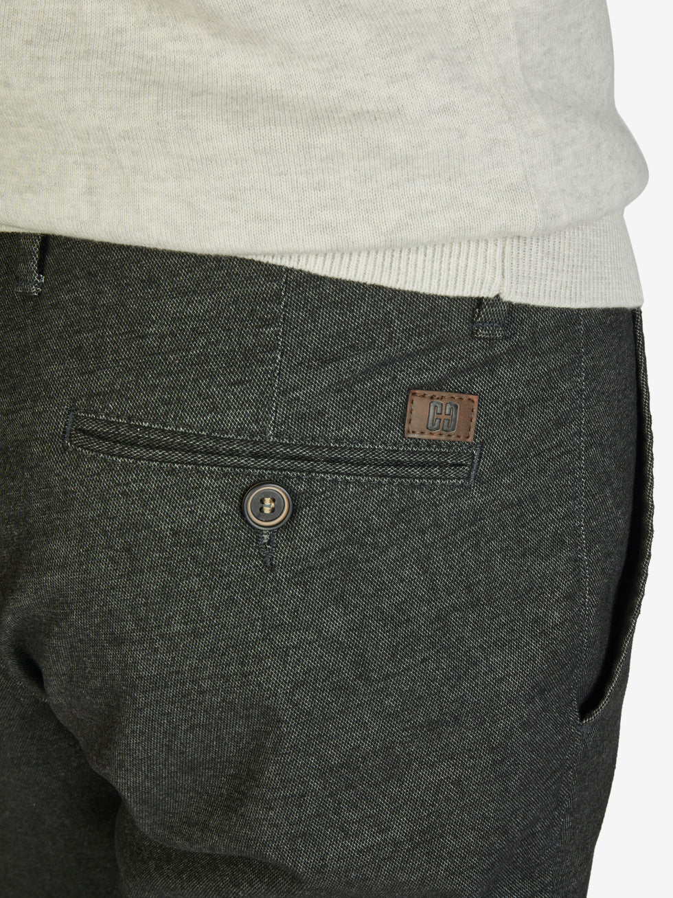 Nahaufnahme einer dunkelgrauen, melierten Flat-Front-Hose mit elastischem Komfortbund und Hemdstopper, hergestellt von Club of Comfort aus Baumwoll-Struktur-Mischgewebe mit Woll-Optik, reguläre Leibhöhe, schmaler Beinverlauf, mit eingestellter Gesäßtasche, sichtbare Details und Markenlogo.