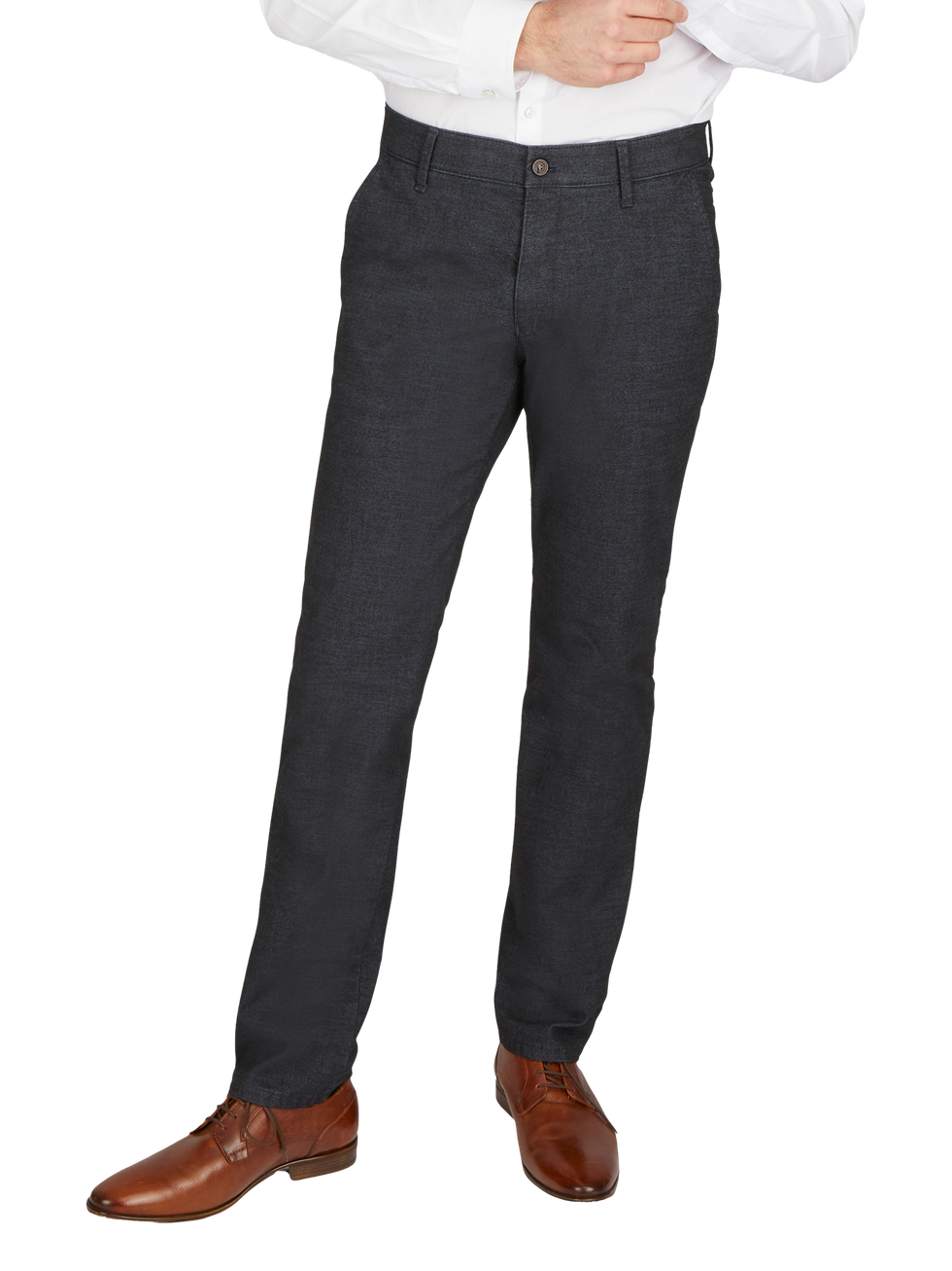 Blick auf die unteren Körperhälfte eines Mannes, der dunkle Stoffhose, braune Lederschuhe und ein weißes Hemd trägt.