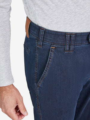 Dunkelblaue GARVEY 7915 Flat Front-Hose mit elastischem Komfortbund, Hemdenstopper, Bundverlängerung mit Knopf und Haken, aus hoch elastischem Super High Stretch-Denim mit Lycra dual-FX®-Technologie, normaler Leibhöhe, schmaler Beinverlauf, regular Fit, gefertig aus Jeans, für Ganzjahres, made in Green by Oeko-Tex.