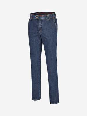 Burda Jeanshose GARVEY 7915 in jeansblau, mit bequemen Flat Front, elastischem Komfortbund, Hemdstopper, Bundverlängerung mit Knopf und Haken, hergestellt aus hoch elastischem Super High Stretch-Denim mit Lycra dual-FX®-Technologie, normale Leibhöhe, schmaler Beinverlauf, regular fit, made in Green by Oeko-Tex, für ganzjährige Tragezeit.