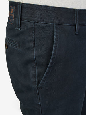 Nahaufnahme einer dunkelblauen GARVEY 8025 Flat Front-Hose aus Baumwolle mit Thermolite-Wärmeisolierung, elastischem Komfortbund, Hemdenstopper, schmaler Beinverlauf und normaler Leibhöhe.