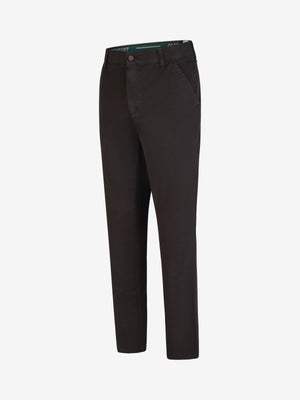 Schwarze GARVEY 8070 Flat Front-Hose mit elastischem Komfortbund und Hemdstopper, gefertigt aus bi-elastischer Baumwolle. Normale Leibhöhe, schmalere Fußweite, Regular Fit, Model trägt Größe 38. Made in Green by Oeko-Tex, mit Safety-Pocket, 360° Stretch, geeignet für das ganze Jahr.