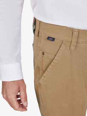 Beige GARVEY 8070 Flat Front-Hose mit elastischem Komfortbund, Hemdstopper und Münztasche, aus bi-elastischer Baumwolle mit softem Griff, normaler Leibhöhe, schmaler Fußweite, Modell steht im Nahaufnahme, hergestellt von Club of Comfort.