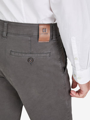 Nahaufnahme einer grauen GARVEY 8070 Flat Front-Hose mit elastischem Komfortbund, Hemdstopper und Safety-Pocket, getragen von einer Person in weißem Hemd.