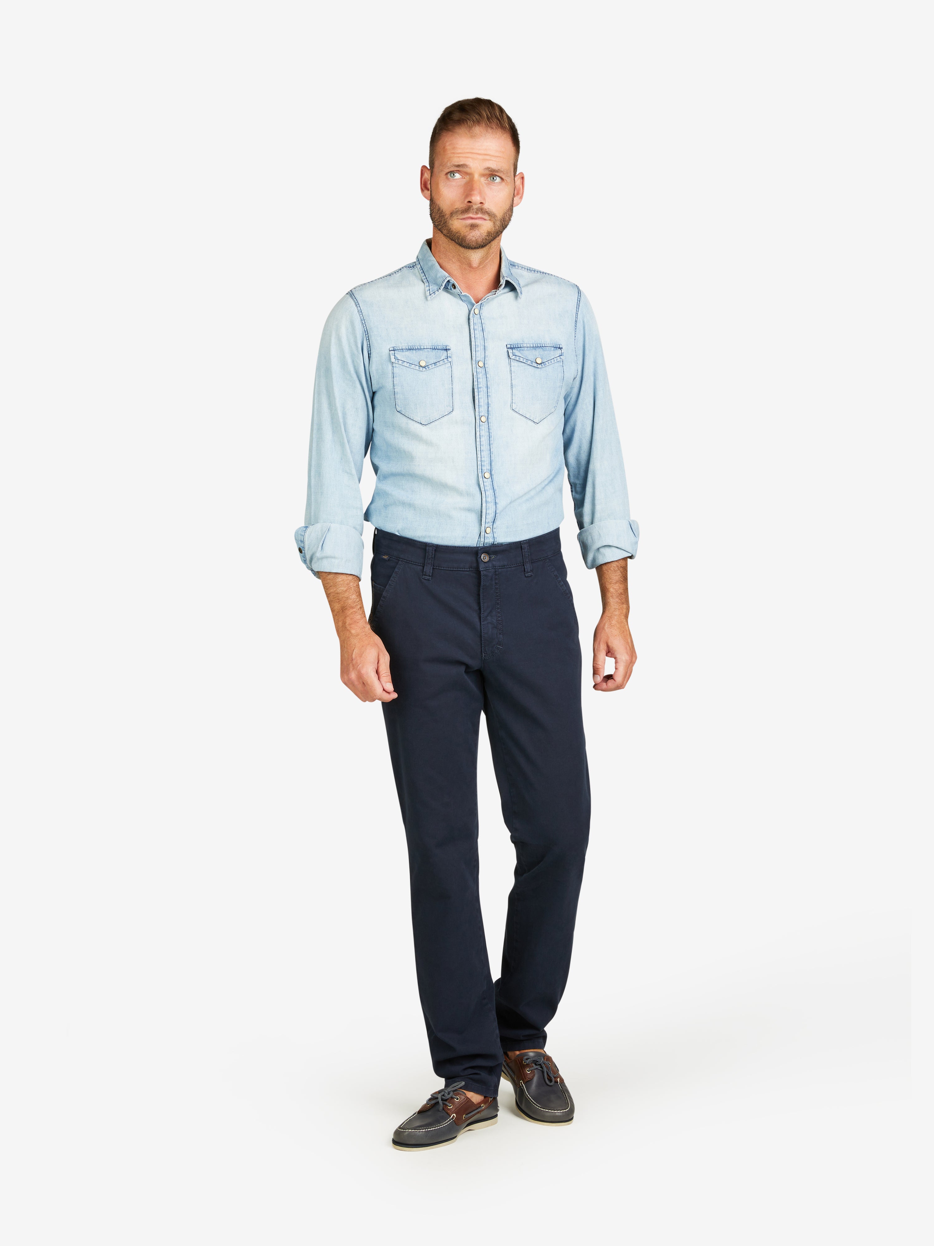 Männlicher Modell trägt eine hellblaue, langärmlige Hemd mit Brusttaschen und eine dunkelblaue Flat Front-Hose GARVEY 8070 in Marine, aus bi-elastischer Baumwolle mit 360° Stretch, Regular Fit, elastischer Komfortbund, Hemdstopper, Safety-Pocket, made in Green by Oeko-Tex, für Ganzjahres-Outdoor.