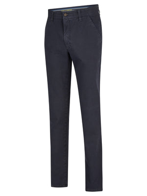Dunkelblaue GARVEY 8070 Flat Front-Hose in Regular Fit, aus bi-elastischer Baumwolle mit Komfortbund, Hemdstopper und Münztasche. Bequeme, sportliche Chino mit schmaler Fußweite, Made in Green by Oeko-Tex, für Ganzjahresaaufen geeignet.