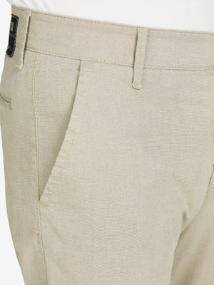 Nahaufnahme einer beigen GARVEY 8108 Flat Front-Hose mit elastischem Komfortbund, aus High Stretch Baumwolle, normaler Leibhöhe, schmaler Fußweite, made in Green by Oeko-Tex, geeignet für Frühjahr/Sommer.