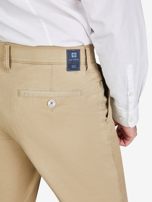 Hose "GARVEY 8124" in Beige, mit Flat Front, Komfortbund, Münztasche, aus elastischer High-Stretch-Baumwoll-Mikrostruktur mit Coolmax® EcoMade Klimaregulierung, Regular Fit, schlanker Schnitt, hergestellt von Club of Comfort, für Frühling/Sommer, umweltfreundlich, nachhaltig, made in Green by Oeko-Tex.