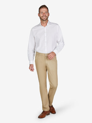 Mann in weißem Hemd und beiger Flat-Front-Hose mit Komfortbund, Münztasche und schlankem Bein, gefertigt aus high-stretch Baumwoll-Mikrostruktur mit Coolmax® EcoMade Klimaregulierung, nachhaltig und bequem für Frühjahr/Sommer.