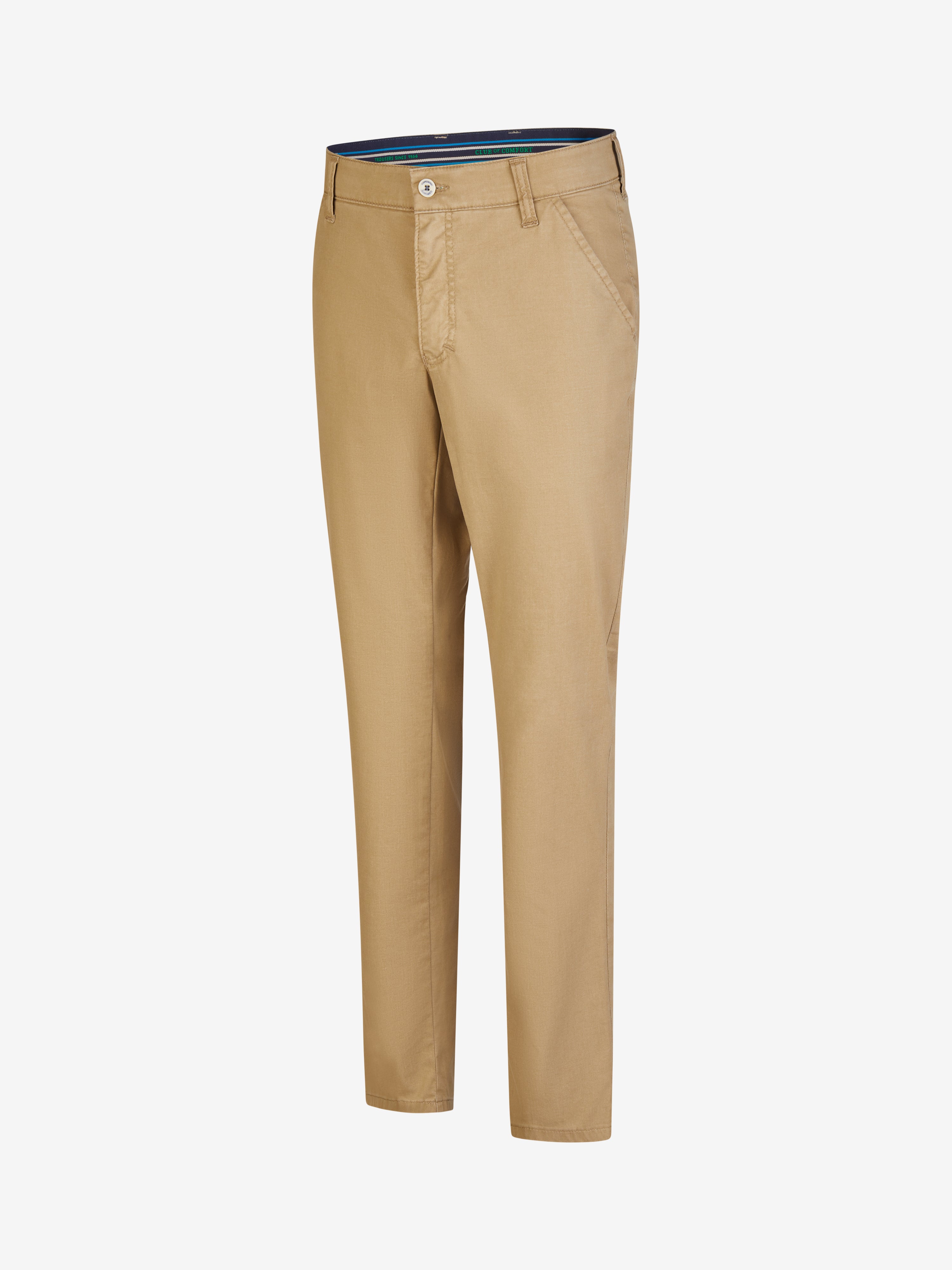 Beige GARVEY 8124 Flat Front-Hose mit Komfortbund und Hemdstopper, aus elastischer High Stretch-Baumwoll-Mikrostruktur mit Coolmax® EcoMade Klimaregulierung, Regular Fit, normale Leibhöhe, sportliche Münztasche, hergestellt von Club of Comfort für Frühjahr/Sommer.