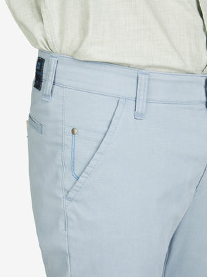 Hellblaue GARVEY 8124 Flat Front-Hose aus elastischer Baumwoll-Mikrostruktur mit Coolmax® EcoMade Klimaregulierung, Elastikbund, Hemdstopper, Münztasche, normaler Leibhöhe, schmalem Bein, hergestellt von Club of Comfort, geeignet für Frühjahr/Sommer, nachhaltige und bequeme Chino für den Regular Fit.