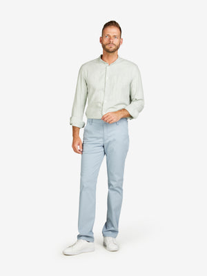Mann trägt eine hellblaue GARVEY 8124 Flat Front-Hose mit elastischem Komfortbund, Hemdstopper und Münztasche. Die Hose besteht aus hoch elastischer Baumwoll-Mikrostruktur mit Coolmax® EcoMade Klimaregulierung, normaler Leibhöhe, schmalem Bein und ist langlebig und umweltfreundlich.
