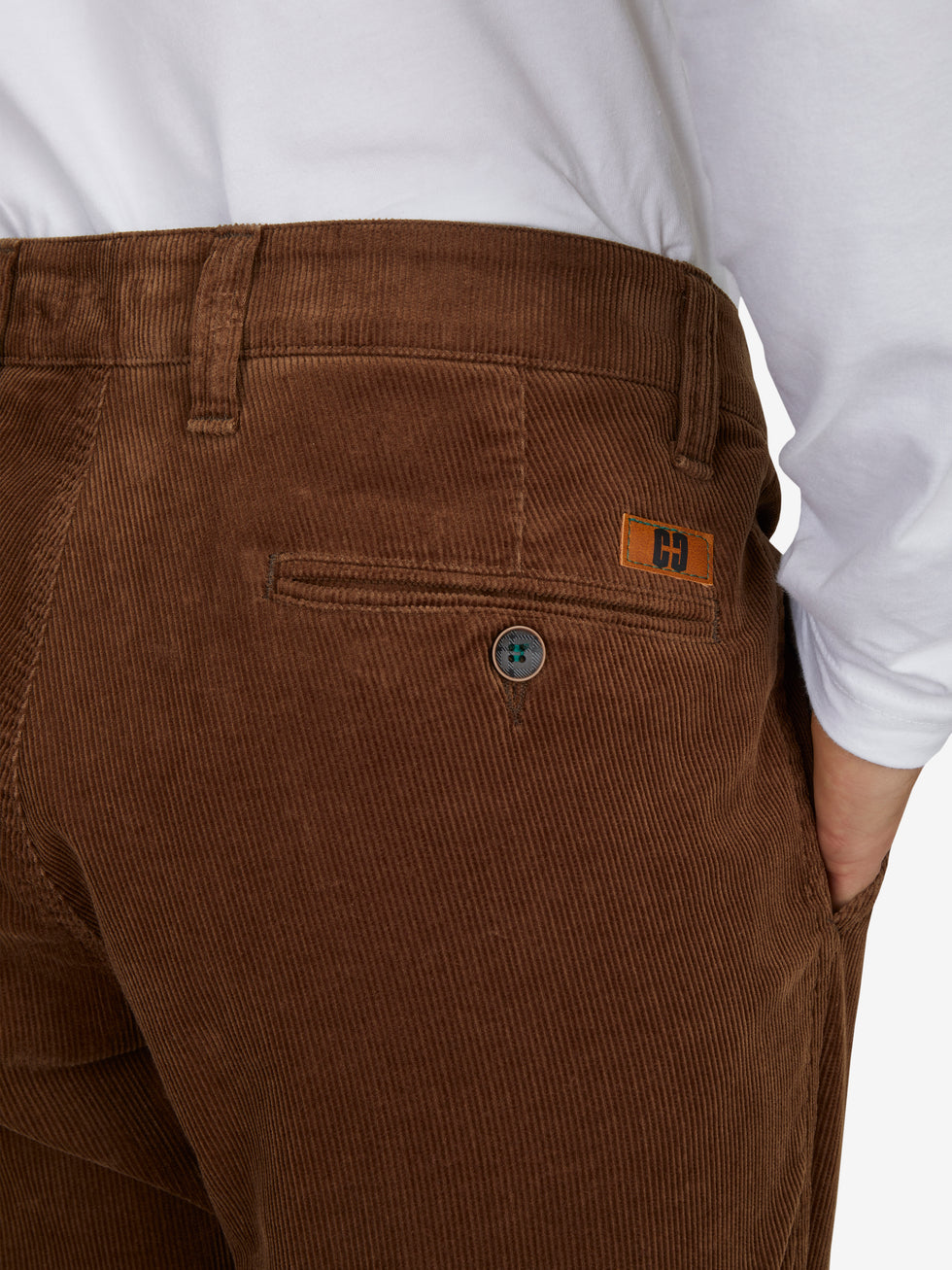 Nahaufnahme einer braunen Cordhose vom Modell GARVEY 8200 in hellbraun, mit elastischem Komfortbund, Hemdenstopper, Bundverlängerung mit Knopf und Haken, schmaler Fußweite, Regular Fit, hergestellt von Club of Comfort, aus Feincord mit High Stretch und weichem Griff, ideal für Herbst/Winter.