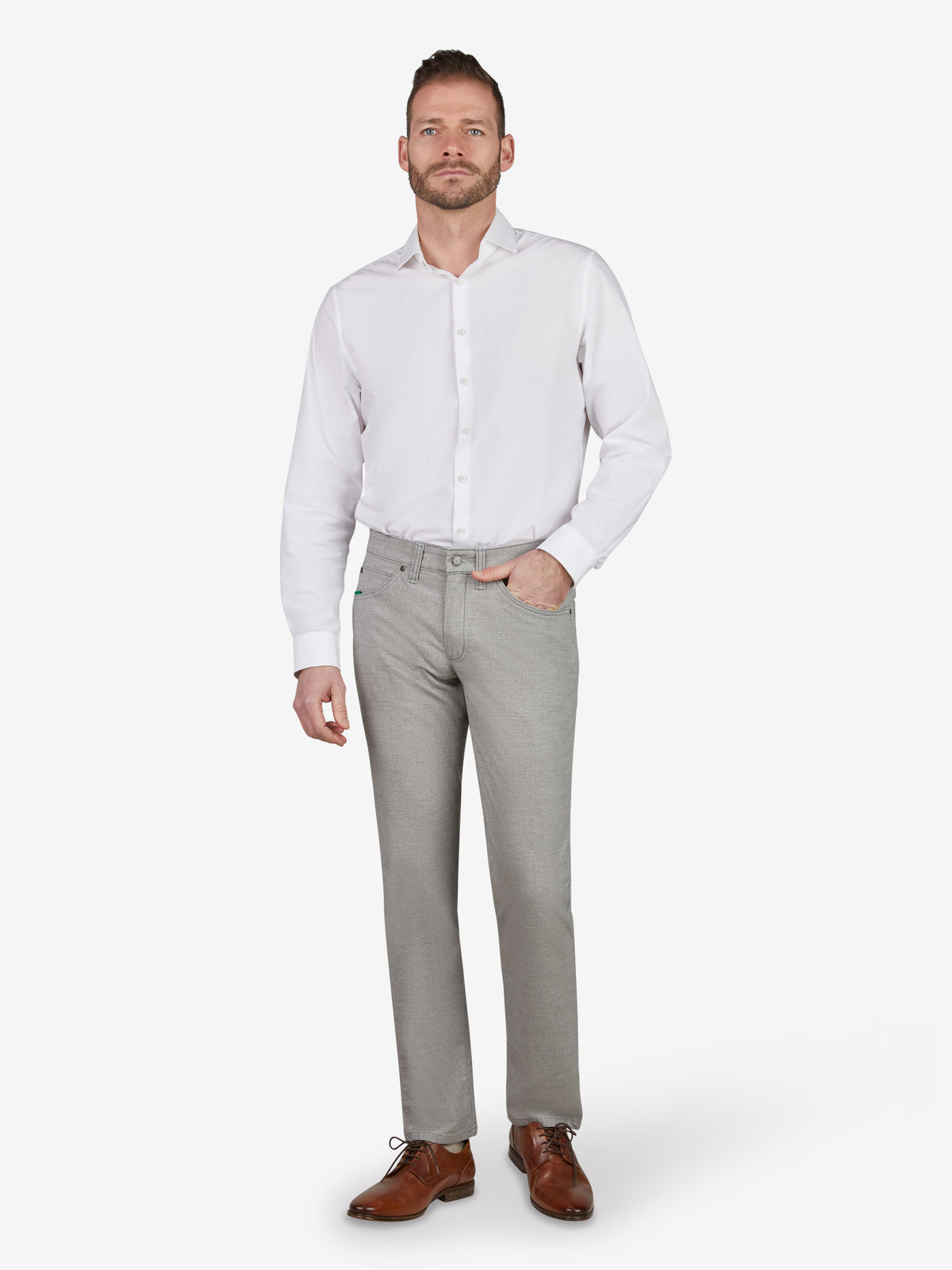 Mann trägt helgraue Melange-Hose "HENRY 7631" von Club of Comfort mit 6-Pocket, elastischem Doppelstoffbund, Mobile Pocket, Kontrast-Münztasche, regular Fit, Baumwoll-Mischgewebe, schmalem Bein und normaler Leibhöhe, geeignet für Herbst/Winter.