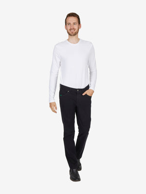 Ein Mann trägt schwarze HENRY-X7110 Baumwollhose mit Regular Fit, 5-Pocket-Design, elastischem Doppelstoffbund, Mobile Pocket, Safety-Pocket und Reißverschlusstasche in der rechten Gesäßtasche, gefertigt aus nachhaltiger Baumwoll-High Stretch-Qualität, kombiniert mit einem weißen langärmeligen Hemd, auf neutralem weißen Hintergrund.