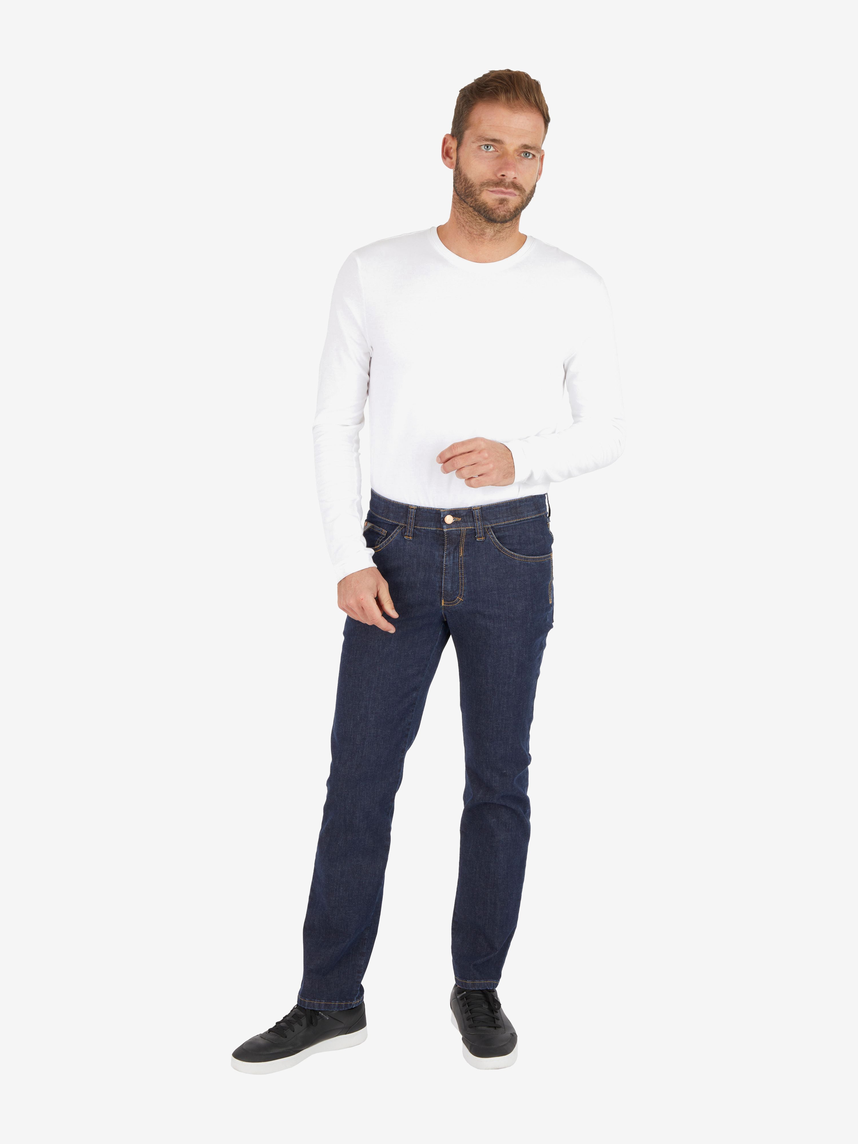 Mann trägt eine dunkelblaue 5-Pocket Jeanshose "HENRY-Z6516" von Club of Comfort, mit elastischem Doppelstoffbund, Mobile Pocket in rechter Vordertasche, kontrastfarbiger Münztasche, hergestellt aus hoch elastischem Super High Stretch-Denim, normaler Leibhöhe, schlankes Bein, auf weißem Hintergrund.