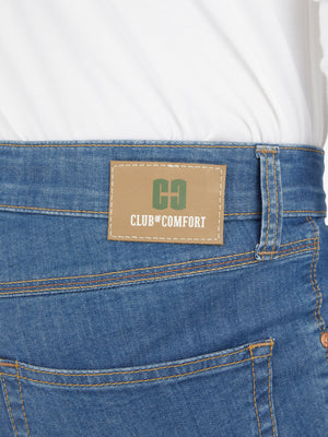 Nahaufnahme der blauen 5-Pocket-Jeans von Club of Comfort mit elastischem Doppelstoffbund, Mobile Pocket in der rechten Vordertasche, Münztasche mit Kontrast-Patch, hergestellt aus hoch elastischem Super High Stretch-Denim, mit Label auf der Hüfte.