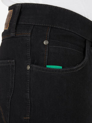 Hosenbild in Schwarz mit elastischem Doppelstoffbund, 6-Pocket-Design, Hemdstopper und spezieller "Mobile Pocket" in der rechten Vordertasche für Smartphones, aus superelastischem Bi-Stretch-Denim mit T400-Beimischung, Regular Fit, normale Leibhöhe, schlankes Bein, Hersteller Club of Comfort.