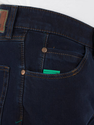 Nahaufnahme einer dunkelblauen 5-Pocket Jeanshose des Herstellers Club of Comfort, Modell HENRY-Z7054. Die Hose hat einen elastischen Doppelstoffbund, eine separate "Mobile Pocket" in der rechten Vordertasche für das Smartphone, und besteht aus superelastischem Bi-Stretch-Denim mit T400-Beimischung für Formstabilität.