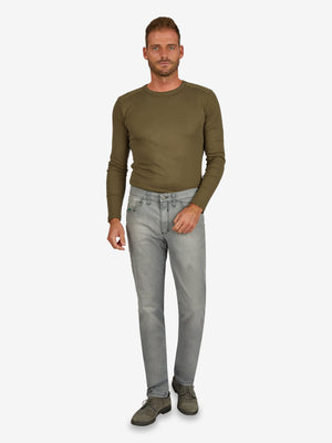 Männlicher Model trägt eine hellgraue, gewaschene 6-Pocket Jeanshose "HENRY 6516" in Regular Fit mit elastischem Doppelstoffbund, Mobile Pocket, Münztasche mit Kontrast-Patch, hergestellt von Club of Comfort, aus Super High Stretch-Denim mit PBT-Faser, bei einem Gewicht von 420 g/lfm, figurbetont, ganzjährig, in Grau, mit normaler Leibhöhe und schmalem Bein.