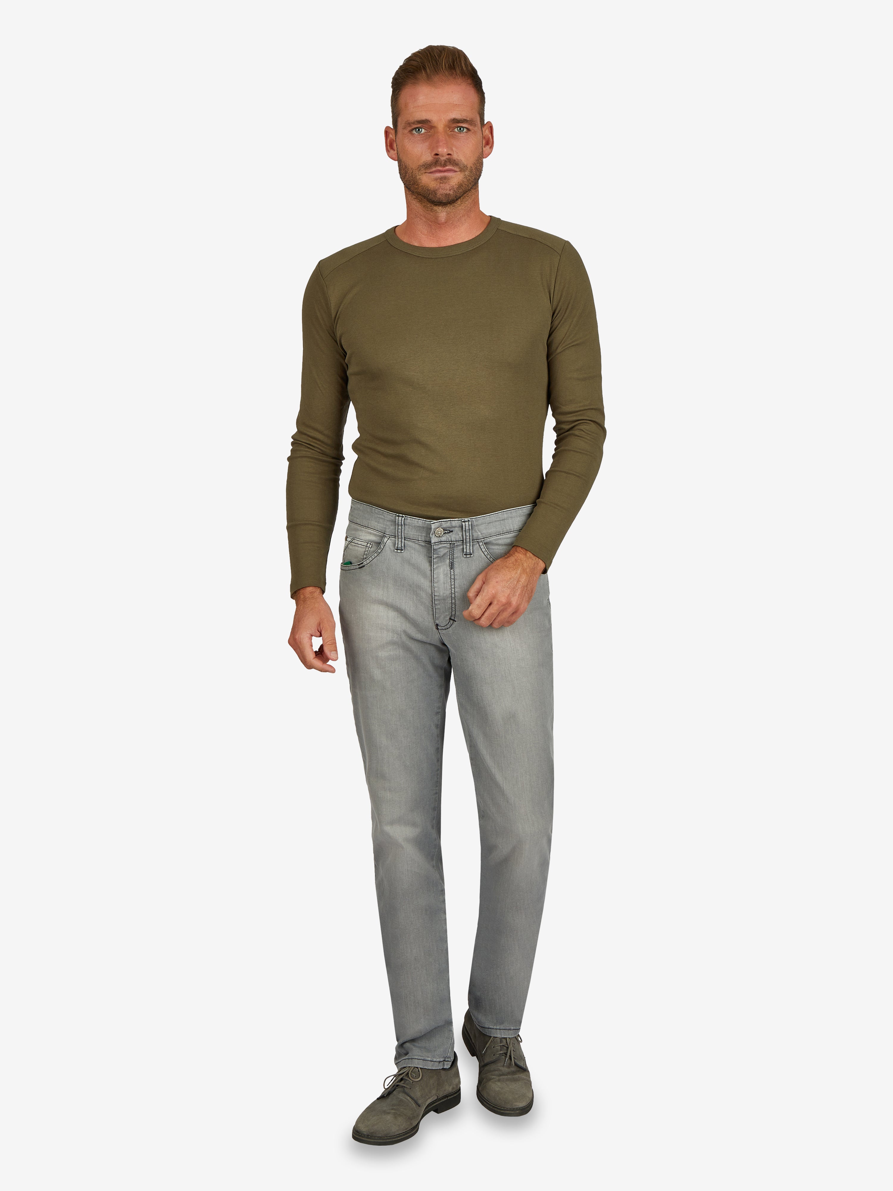 Männlicher Model trägt eine hellgraue, gewaschene 6-Pocket Jeanshose "HENRY 6516" in Regular Fit mit elastischem Doppelstoffbund, Mobile Pocket, Münztasche mit Kontrast-Patch, hergestellt von Club of Comfort, aus Super High Stretch-Denim mit PBT-Faser, bei einem Gewicht von 420 g/lfm, figurbetont, ganzjährig, in Grau, mit normaler Leibhöhe und schmalem Bein.