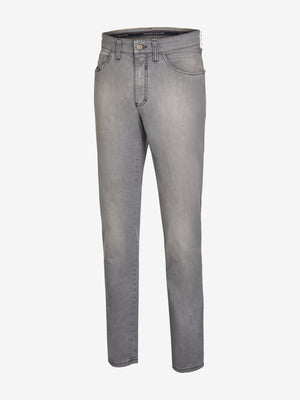 Hellegraue 6-Pocket-Hose von Club of Comfort, aus hoch elastischem Super High Stretch-Denim mit Mobile Pocket, sportivem Kontrast-Patch, elastischem Doppelstoffbund, Hemdstopper, regulärer Passform, hergestellt in nachhaltigem Green by Oeko-Tex, für Ganzjahresgebrauch.