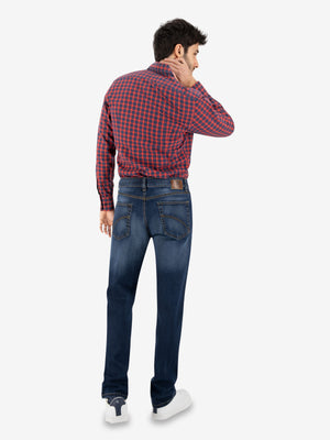 Männlicher Model trägt blau gewaschene HENRY 6516 5-Pocket Jeanshose von Club of Comfort mit Regular Fit, elastischem Doppelstoffbund, Mobile Pocket, Münztasche mit Kontrast-Patch, aus Super High Stretch-Denim, in aufrechten Pose vor neutralem Hintergrund.