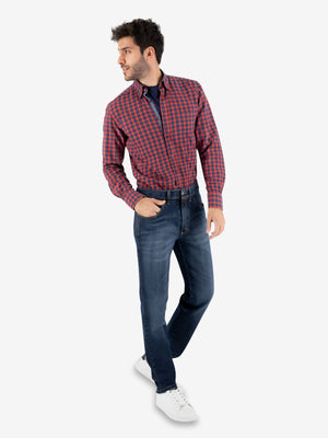 Mann trägt eine rote und blaue Karo-Hemd, dunkelblaue Jeanshose mit elastischem Doppelstoffbund, Mobile Pocket und Münztasche, weißes Turnschuhpaar. Hochwertige, strapazierfähige Jeans aus Super High Stretch-Denim, hergestellt von Club of Comfort.