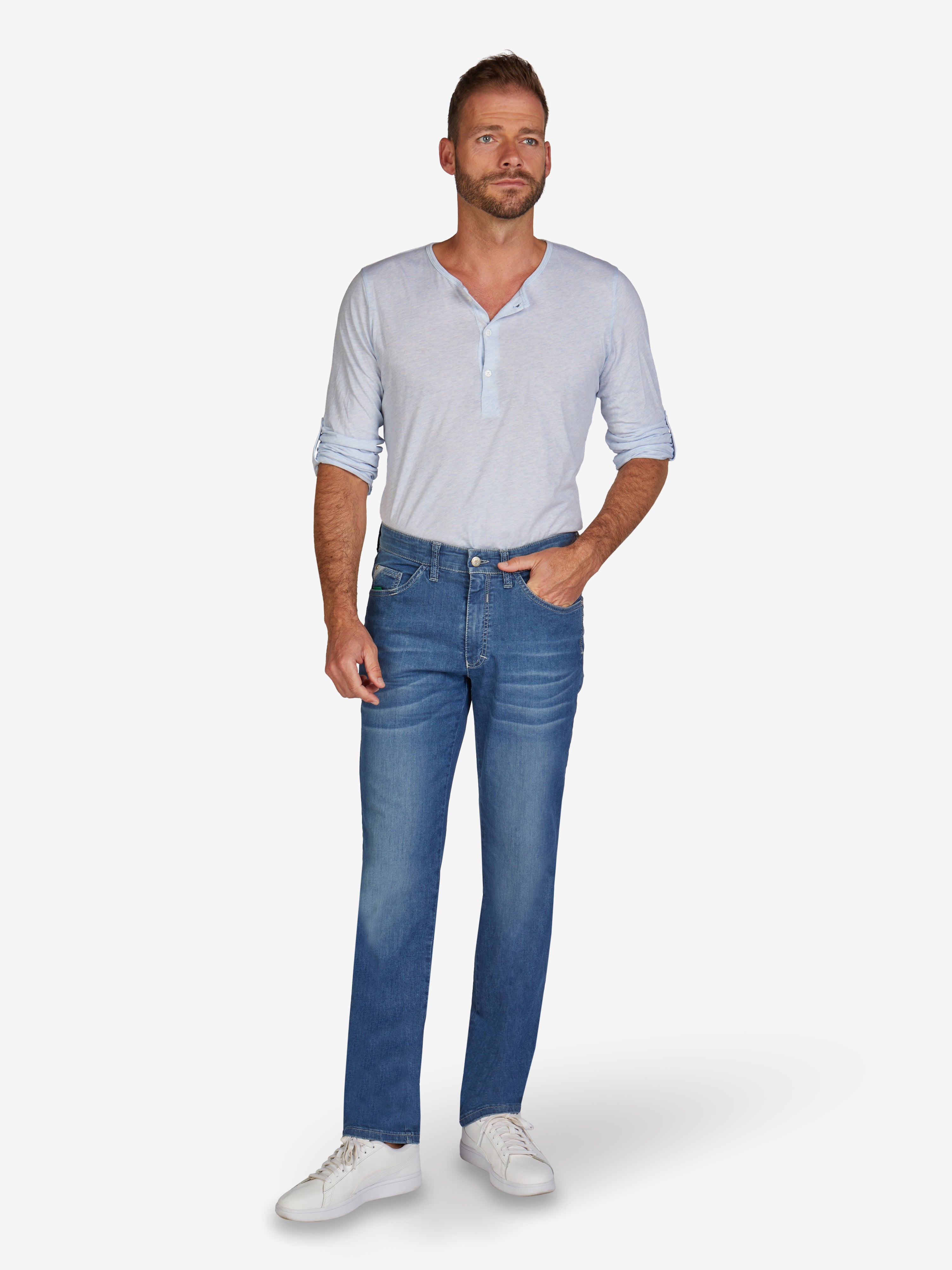 Mann trägt eine hellblaue, gewaschene HENRY 6516 6-Pocket Jeanshose von Club of Comfort mit Regular Fit, elastischem Doppelstoffbund, Mobile Pocket, Münztasche mit Kontrast-Patch, hergestellt aus leichtem, strapazierfähigem Super High Stretch-Denim, in einer frischen und modernen Optik.
