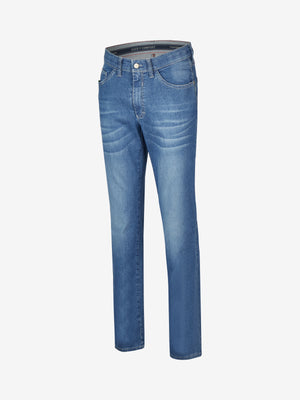 Helleblaue Jeanshose HENRY 6516 vom Hersteller Club of Comfort, regular fit, 6-Pocket mit elastischem Doppelstoffbund und Hemdstopper, sichtbare Waschung, Mobile Pocket in rechter Vordertasche, leichtes, elastisches Super High Stretch-Denim, strapazierfähig durch PBT-High-Tech-Faser, mit Münztasche und Kontrast-Patch, optimal für den Alltag, ganzjahresfähig.