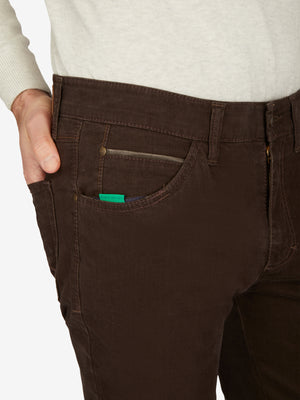 Herrenhose HENRY 7612 in Dunkelbraun, aus hoch-elastischer Baumwolle mit 6-Pocket Design, elastischem Doppelstoffbund, Hemdstopper und separater "Mobile Pocket" in rechter Vordertasche, Regular Fit, mit normaler Leibhöhe, schlankem Bein und schmaler Fußweite, hergestellt von Club of Comfort, ideal für Herbst/Winter, nachhaltiges Material nach Oeko-Tex Standard 100.