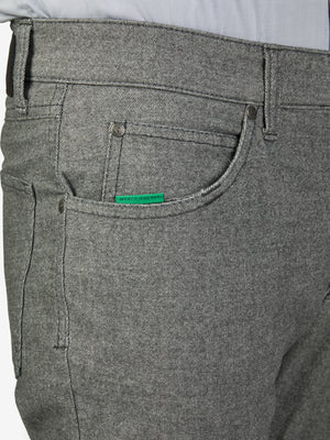 Graue Hose vom Modell HENRY 7631 mit 6-Pocket, elastischem Doppelstoffbund, Hemdstopper, separater Mobile Pocket in der rechten Vordertasche, Kontrast-Münztasche, Baumwoll-Struktur-Mischgewebe mit Woll-Optik, Regular Fit, normale Leibhöhe, schmaler Beinausschnitt, Hersteller Club of Comfort.