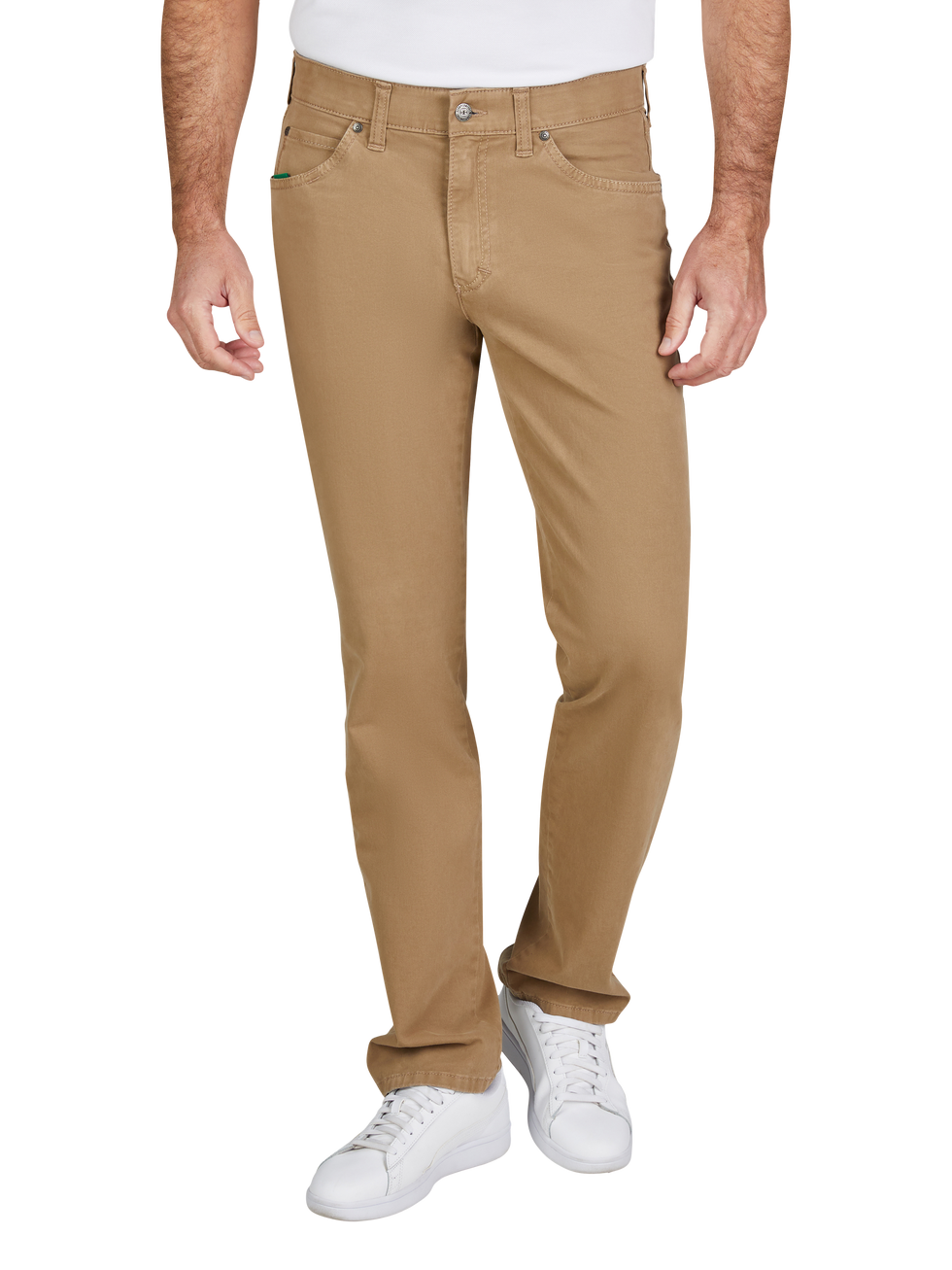Nahaufnahme eines Mannes, der beige Jeans trägt. Die Jeans hat einen klassischen Schnitt, fünf Taschen und eine Gürtelschlaufe. Der Mann trägt weiße Sneakers und ein weißes T-Shirt. Die Hautfarbe des Mannes ist sichtbar an den Armen.