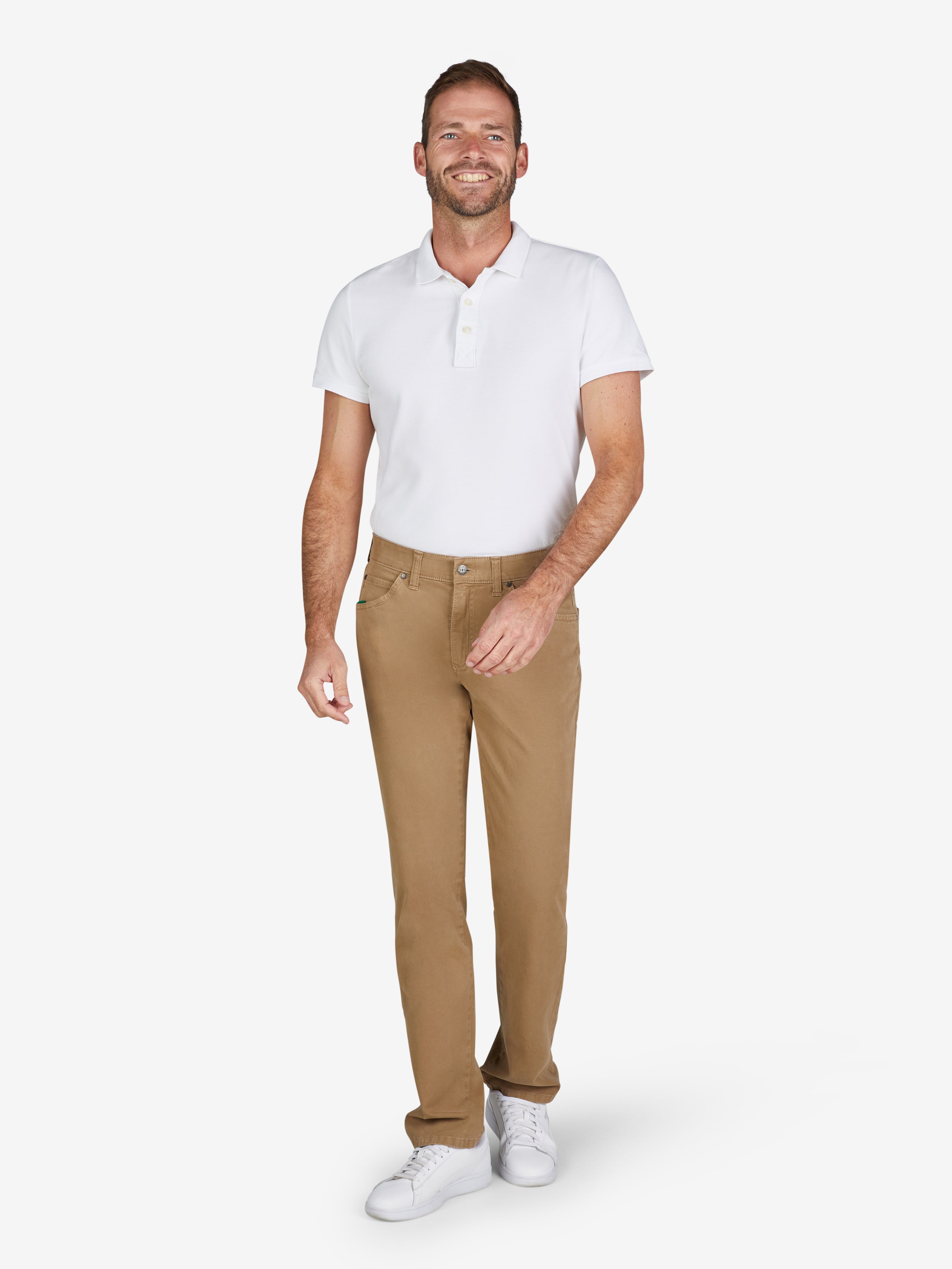 Männlicher Modell trägt bequeme HENRY 8070 beigen 5-Pocket-Hosen von Club of Comfort mit elastischem Doppelstoffbund, Hemdstopper und separater Mobile Pocket in der rechten Vordertasche, aus bi-elastischer Baumwolle, Regular Fit, normale Leibhöhe, schlankes Bein, sommerlich, ganzjährige Nutzung.