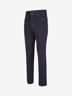 Dunkelblaue HENRY 8070 Damenhose von Club of Comfort mit 6-Pocket-Design, elastischem Doppelstoffbund, Hemdstopper und separater Mobile Pocket in der rechten Vordertasche, aus bi-elastischer Baumwolle mit softem Griff, normaler Leibhöhe, schmalem Bein, regulärer Passform, geeignet für Ganzjahres, mit 360° Stretch, Made in Green by Oeko-Tex.
