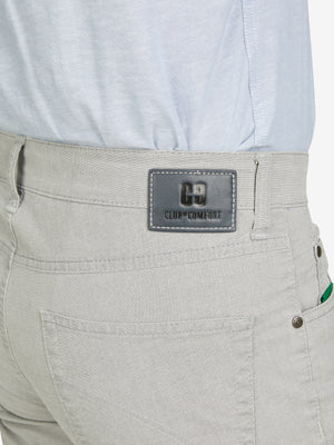Grau-bunte 5-Pocket-Hose von Club of Comfort mit elastischem Doppelstoffbund, Hemdstopper, Mobile Pocket in der rechten Vordertasche, Stretch-Material aus Baumwolle, normaler Leibhöhe, schlankes Bein und schmaler Fußweite, ideal für Frühling/Sommer.
