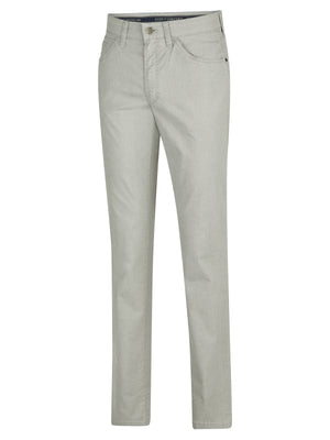 Grauere 6-Pocket Hose "HENRY 8108" von Club of Comfort aus stretchiger Baumwolle mit elastischem Bund, Hemdstopper, separater Mobile Pocket in der rechten Vordertasche, normale Leibhöhe, schlankes Bein, Made in Green by Oeko-Tex, ideal für Frühling/Sommer, perfekt für aktiven Alltag.
