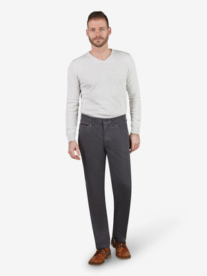 Männlicher Model trägt graue MARVIN 8225 Thermo-Hose von Club of Comfort mit Regular Fit, Swing-Pockets, Comfortbund, elastischem High Stretch-Gewebe mit Thermolite-Wärmeisolierung, normale Leibhöhe, schmale Fußweite, Herbst/Winter, made in Green by Öko-Tex.