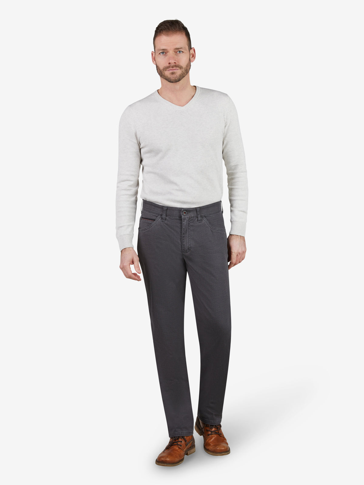 Männlicher Model trägt graue MARVIN 8225 Thermo-Hose von Club of Comfort mit Regular Fit, Swing-Pockets, Comfortbund, elastischem High Stretch-Gewebe mit Thermolite-Wärmeisolierung, normale Leibhöhe, schmale Fußweite, Herbst/Winter, made in Green by Öko-Tex.