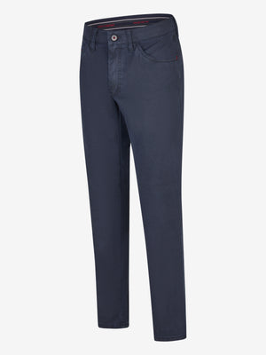 Blaue MARVIN 8225 Thermohose von Club of Comfort mit elastischem Komfortbund, Swing-Pocket, Kontrastmünztasche, High Stretch-Baumwollstruktur, Thermolite-Wärmeisolierung, normaler Leibhöhe, schmalem Bein und schmaler Fußweite.
