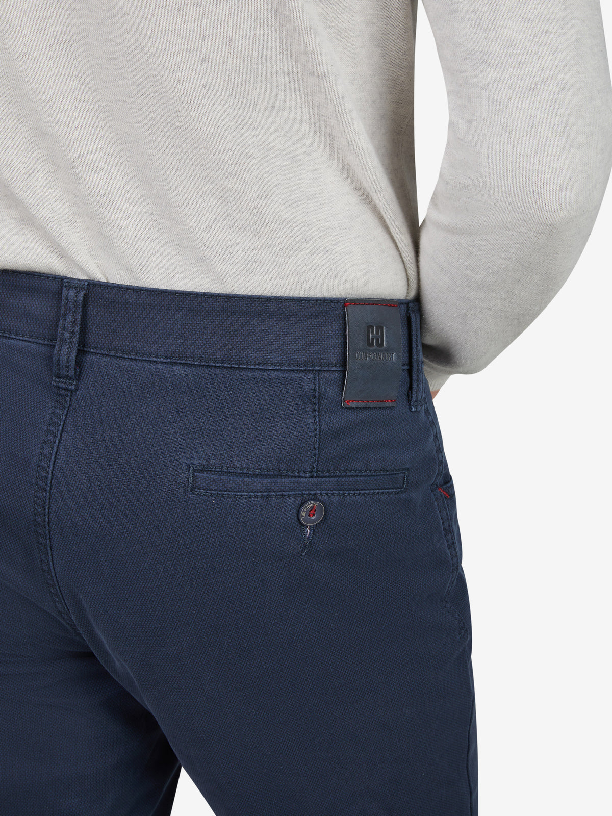 Blaue MARVIN 8225 Thermohose von Club of Comfort mit Swing-Pocket, Comfortbund, Kontrastmünztasche, Regular Fit, High Stretch, Thermolite-Wärmeisolierung, hergestellt in Deutschland, für Herbst/Winter, gezeigt an einer Person in hellem Pullover.
