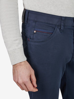 Nahaufnahme einer dunkelblauen Thermohose "MARVIN 8225" von Club of Comfort mit modifizierter 5-Pocket-Form, Swing-Pocket und elastischem Comfortbund. Die Hose zeigt eine Münztasche mit Kontrastnähten, gefertigt aus High Stretch-Baumwolle mit Thermolite-Wärmeisolierung, in Herbst/Winter-Design.