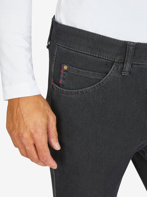 Nahaufnahme einer schwarzen MARVIN 7054 Herren-Hose in Anthrazit von Club of Comfort mit Swing-Pocket, elastischem Komfortbund, Hemdstopper, schmalem Bein, normaler Leibhöhe, aus hochelastischem Bi-Stretch-Denim, formstabil durch T400-Beimischung, im deutschen Größensystem, für Ganzjahres sowie den Figurtyp Regular.