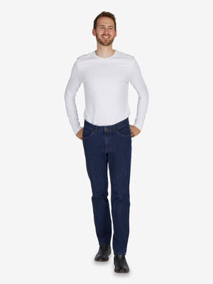 Mann trägt eine dunkelblaue, modifizierte 5-Pocket-Hose MARVIN 7054 in Jeansblau mit Regular Fit, elastischem Comfortbund, Swing-Pockets, aus hochelastischem Bi-Stretch-Denim mit T400-Beimischung, Formstabilität und 360-Grad-Stretch. Passend für alle Jahreszeiten, Hersteller Club of Comfort.