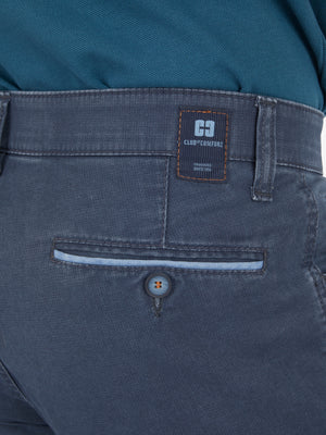 Nahaufnahme der mittelblauen MARVIN 7506 Hose von Club of Comfort, mit elastischem Comfortbund, Hemdenstopper, modifizierter 5-Pocket-Form, weich gefütterter Münztasche mit Kontrast-Patch, aus High Stretch-Baumwolle in Mikrostruktur, für Frühling/Sommer, Regular Fit.