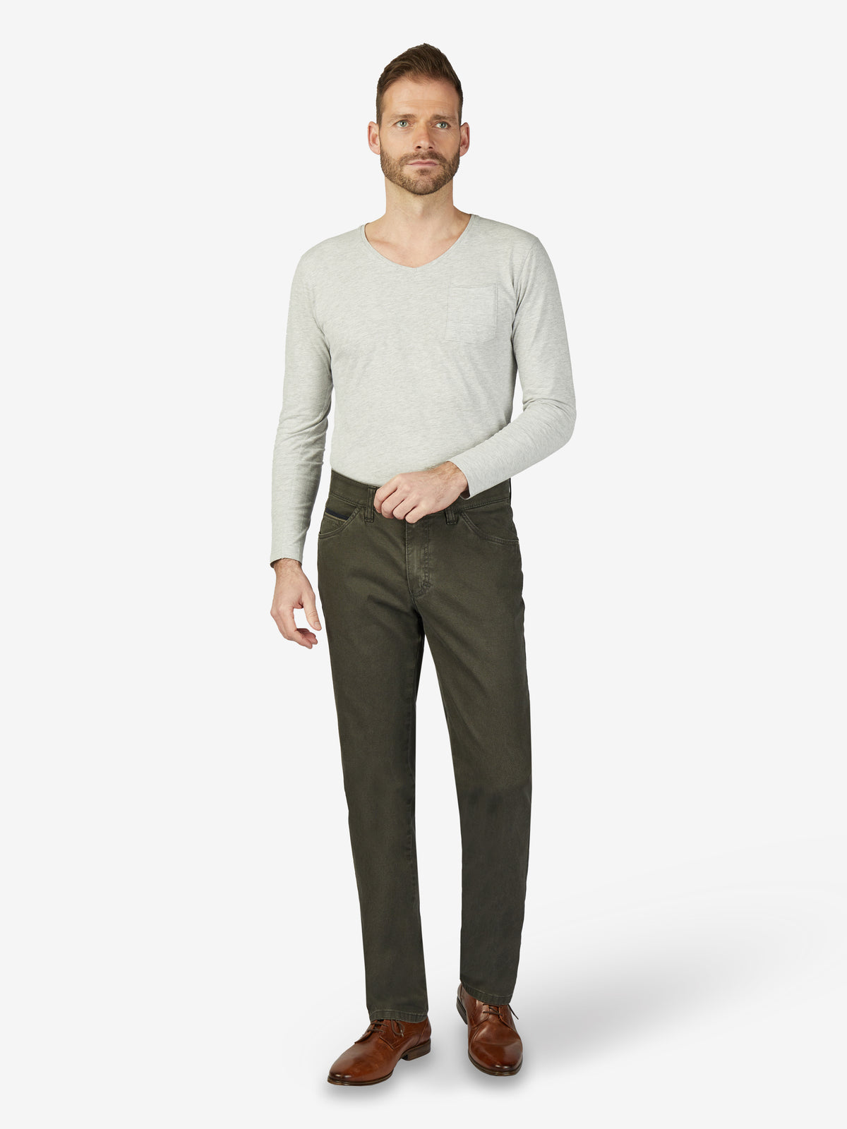Mann trägt eine steingraue MARVIN 7611 Hose von Club of Comfort mit Komfortbund, Hemdenstopper und High Stretch. Die Hose hat eine normale Leibhöhe, schmal zulaufendes Bein, modifizierte 5-Pocket-Form, aus hochelastischer Baumwolle mit maskulinem Struktur-Print, geeignet für Herbst/Winter.